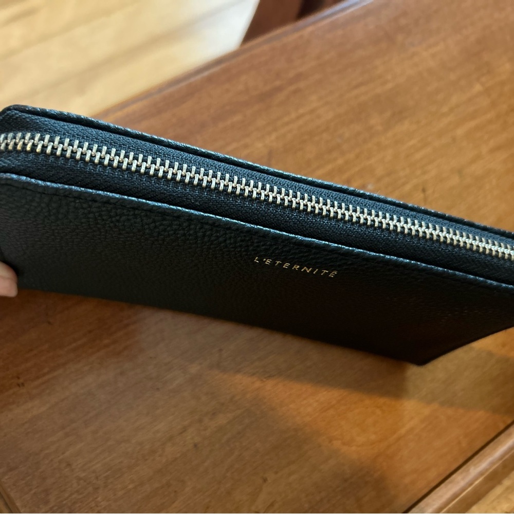 L Eternite Women’s Zippered Black Wallet - Picture 8 of 11